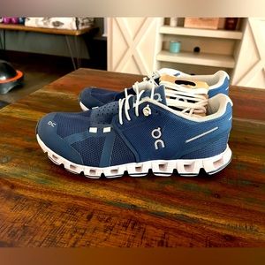 On Running Cloudtec - Size 6. Like new condition - comes with extra shoelaces.